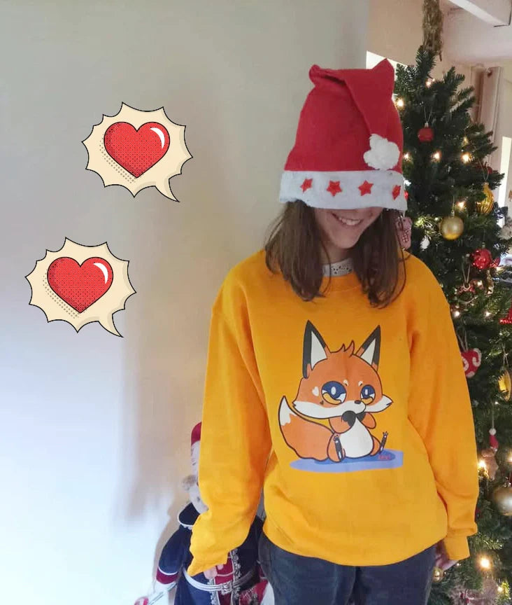 Adolescente qui pose avec un pull devant un arbre de noël.